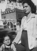 Rachel Figueroa with her mother in Havana in front of a cigar factory
